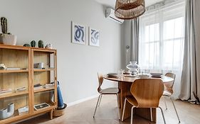 Sofia'S Elegant Urban Retreat